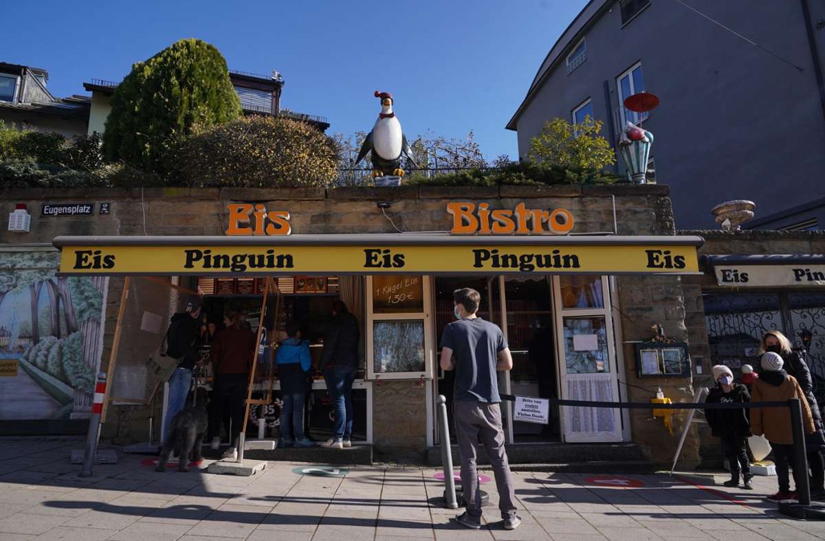 Die Kult-Eisdiele Pinguin am Eugensplatz ist bereits am Sonntag in die Saison gestartet. Foto: Andreas Rosar /Fotoagentur-Stuttg