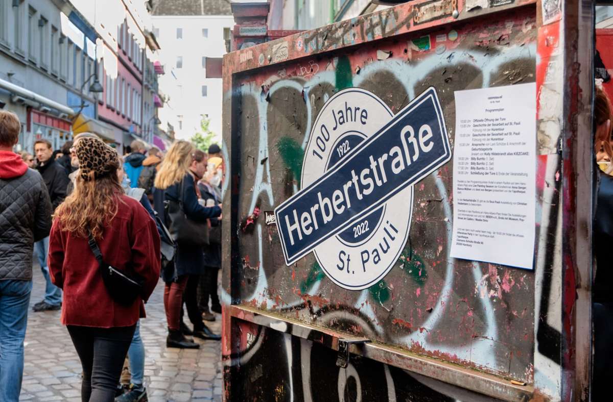 Die Tore der Herbertstraße, in der abends auf St. Pauli Prostituierte ihre Dienste anbieten, sind zu ihrem zum 100. Geburtstag auch für Besucherinnen geöffnet. Foto: dpa/Markus Scholz