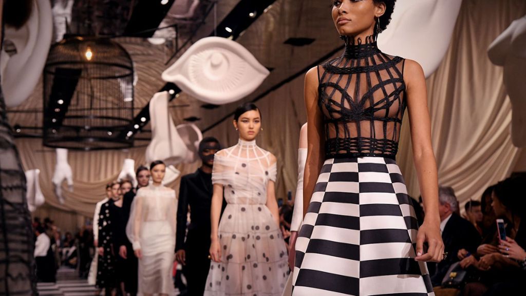  Mit starken Präsentationen sind die Haute-Couture-Schauen für Frühjahr/Sommer 2018 in Paris an den Start gegangen. Schiaparelli zog es nach Afrika, Dior zum Surrealismus hin. 