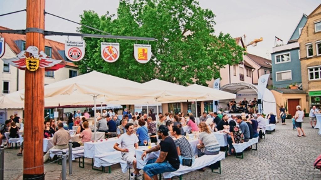 Abendmarkt in Bad Cannstatt: Schöne Dinge  und Leckereien  locken auf den Cannstatter Marktplatz