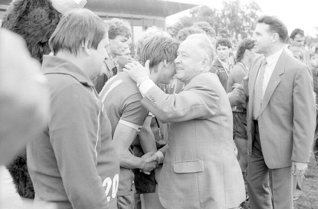 Die DDR-Parteifunktionäre delegierten regelmäßig die besten Union-Spieler aus Köpenick nach Prenzlauer Berg, zum Stadtrivalen BFC Dynamo, dem Lieblingsclub von Stasi-Chef Erich Mielke. Während Dynamo zwischen 1979 und 1988 zehn Meistertitel in Serie feierte, war Union eine Fahrstuhlmannschaft.