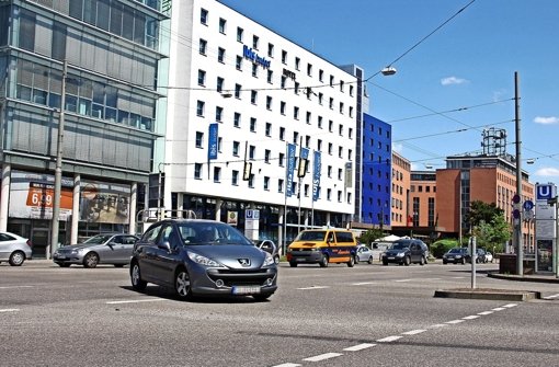 Das Linksabbiegen von der Siemens- in die Maybachstraße könnte bald verboten werden. Foto: Torsten Ströbele