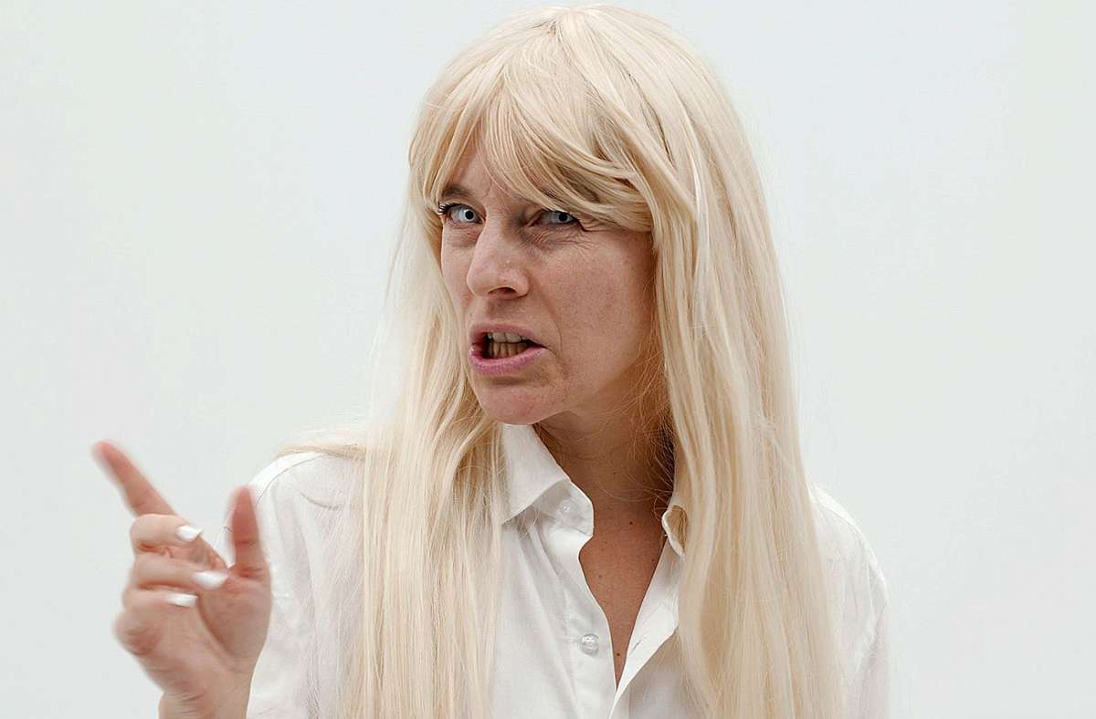 Lange Haare und Männerstimme: Candice Breitz spielt  in „Whiteface“ mit Stereotypen. Foto: Kunsthalle/Candice Breitz