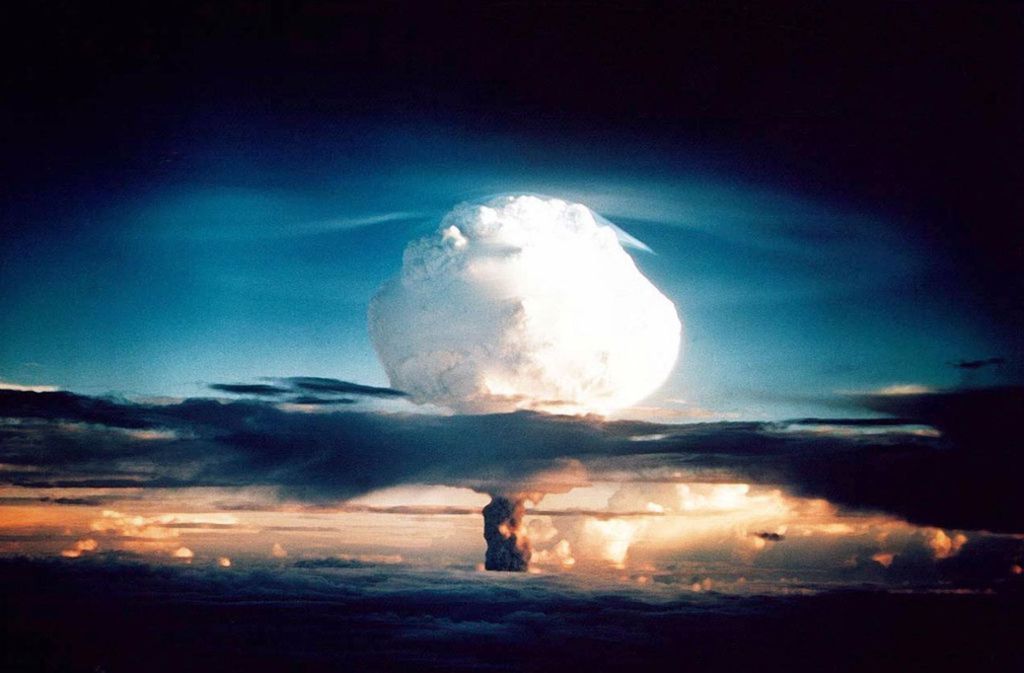Am 1. November 1952 explodierte auf der Insel Elugelab im Enewetak Atoll (Marschallinseln) im Pazifik die erste Wasserstoffbombe. Die US-Bombe trug die Bezeichnung XX-58 IVY MIKE.