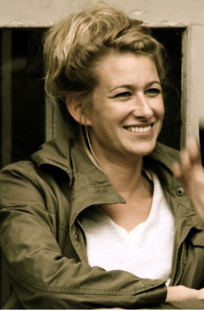 Nele Vollmar hat Szenischen Film studiert. Einer ihrer bekanntesten Spielfilme ist „Maria, ihm schmeckt’s nicht“ (2009).