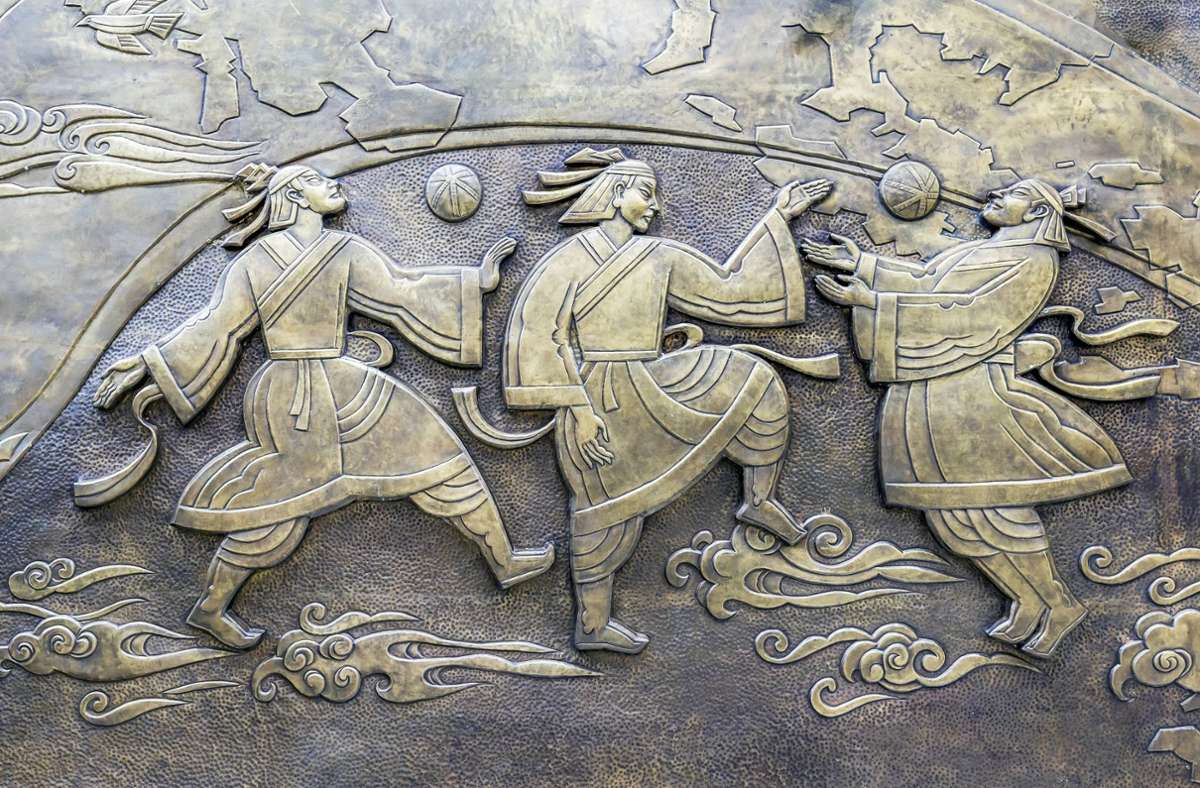 Ein altes Relief zeigt drei Männer beim Cuju.