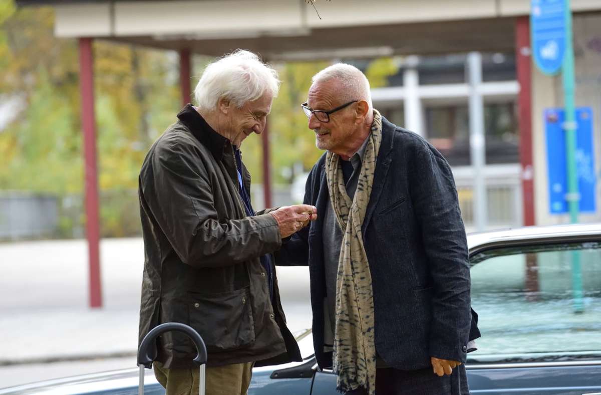 Günter (li. Günther Maria Halmer) bekommt von Heinz (re. Konstantin Wecker) zwei Pillen, die Erinnerungen wieder heraufholen sollen.
