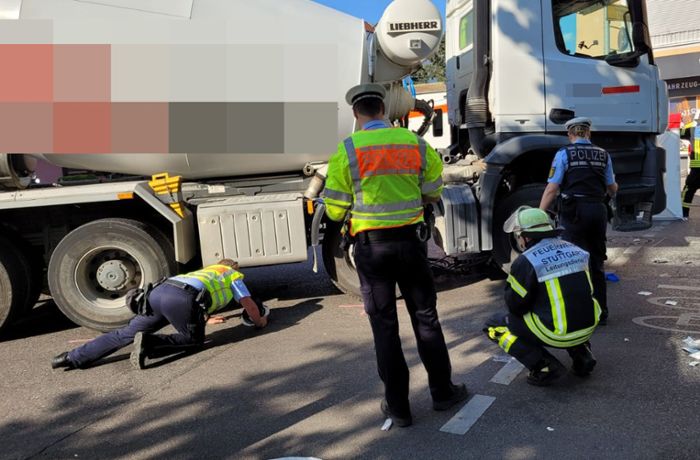 Unfall in Bad Cannstatt: Betonmischer erfasst beim Abbiegen Radfahrer
