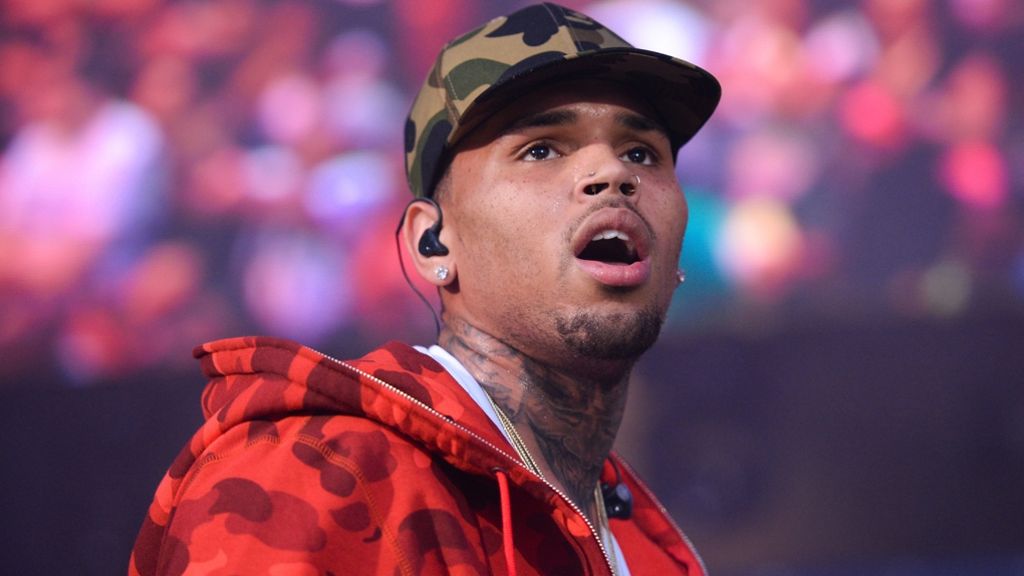  Hip-Hip-Sänger Chris Brown hat wieder einmal Ärger mit der Polizei. Stundenlang durchstöbern Beamte sein Anwesen in Los Angeles. Die Medien sind mit Hubschraubern im Einsatz. Auslöser war der Notruf eines Models. 