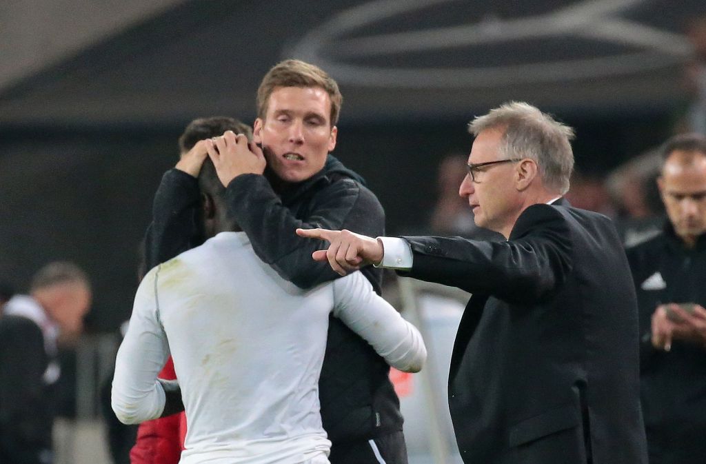 VfB-Trainer Hannes Wolf umarmt Akolo, der das 2:1 für die Roten klarmachte.