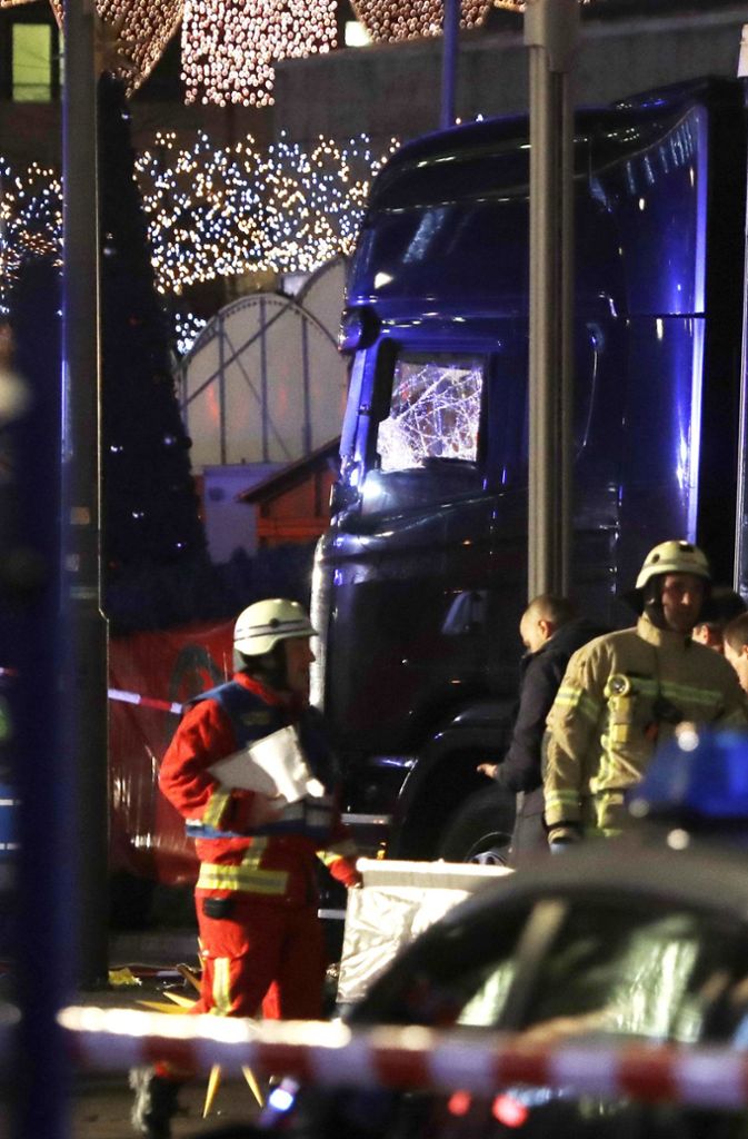 Der dunkle Lastwagen mit polnischem Kennzeichen fuhr laut Polizei gegen 20 Uhr auf einer Strecke von 50 bis 80 Metern mit hoher Geschwindigkeit über den Markt und zerstörte dabei mehrere Buden.