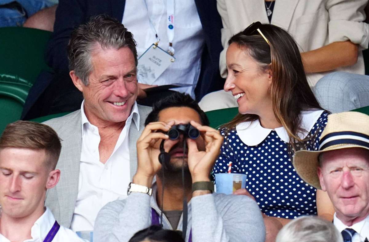 Die Prominenz kommt nach Wimbledon: Hier schauen der Schauspieler Hugh Grant und seine Frau Anna Eberstein Spitzentennis