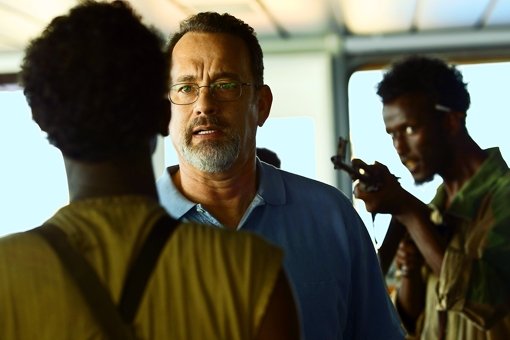 Der wie immer souveräne Schauspieler Tom Hanks (Mitte) vermittelt die Anspannung, die Angst und die Stärke von Captain Phillips. Foto: Verleih