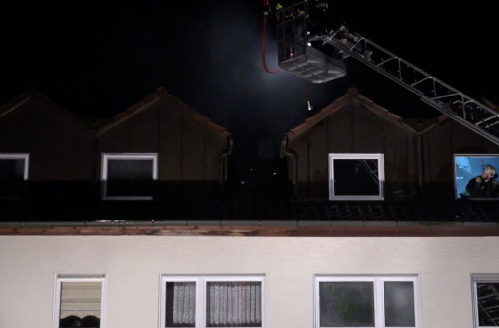 In Renningen brannte gegen Mitternacht ein Mehrfamilienhaus. Offenbar schlug kurz davor ein Blitz ein.