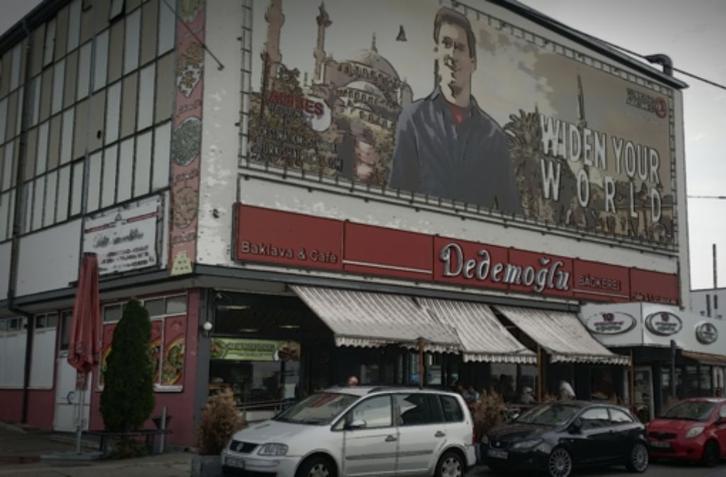 Tag 6: Ein Tag – zwei Welten: Erik Raidt wandert durch „Little Istanbul“ und entdeckt eine türkische Bäckerei mit Werbeplakat für Lionel Messi.