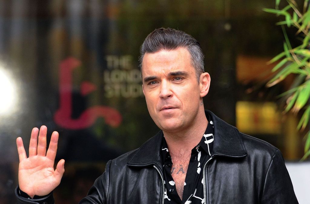 Ein bisschen aufgedunsen wirkt der Gute. Oder hat sich Robbie Williams etwa beim Schönheits-Doktor ein paar Fältchen weg pieksen lassen?