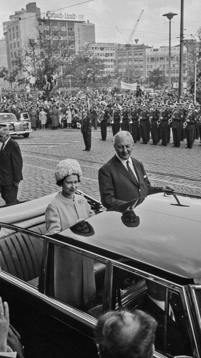 Die Queen ist da: Elisabeth II. beim Staatsbesuch 1965 mit Ministerpräsident Kurt Georg Kiesinger in Stuttgart.
