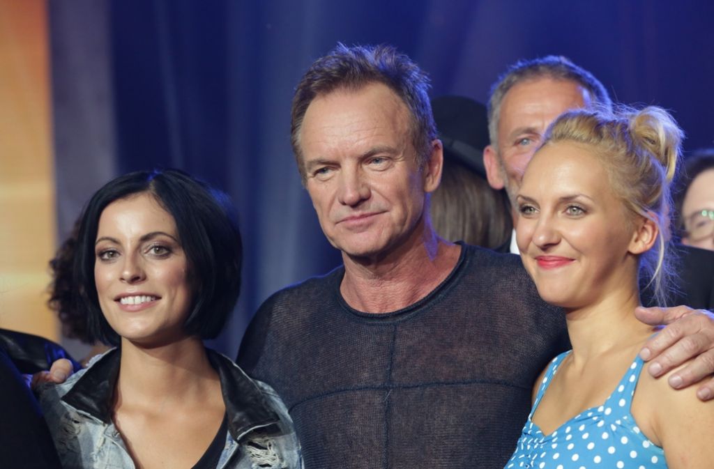 Der britische Sänger Sting bei der Verleihung des Deutschen Radiopreises mit Silbermond-Sängerin Stefanie Kloß (links) und der Moderatorin Carolin Kuhn