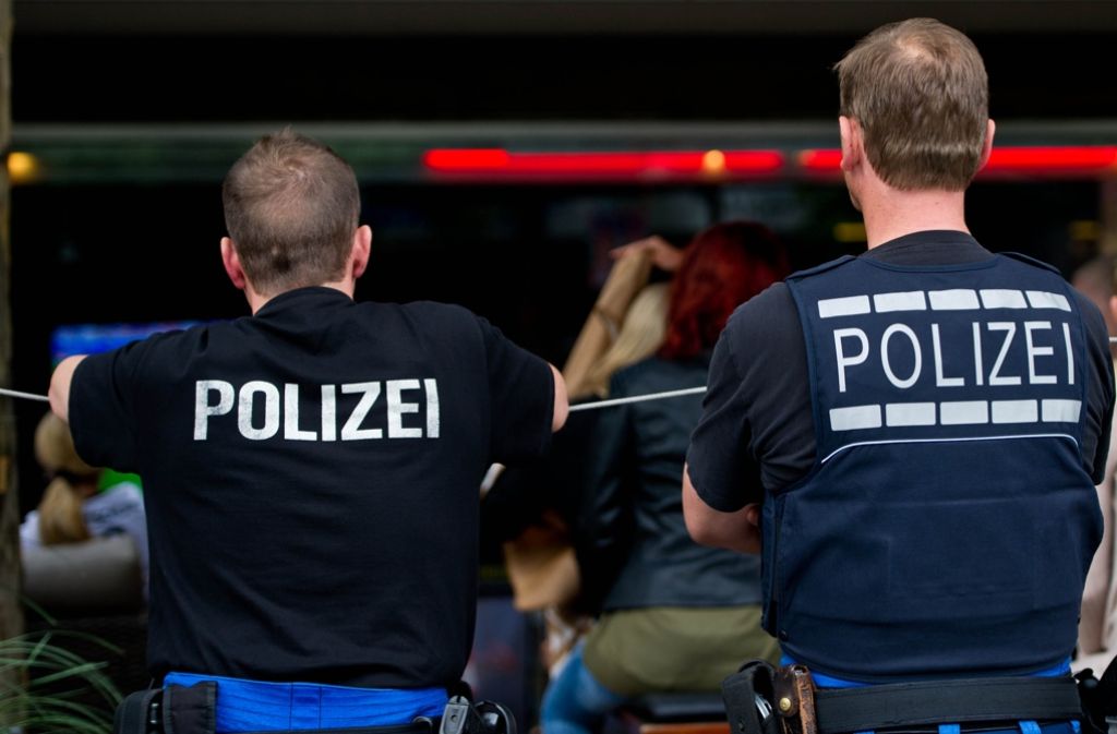 Polizeibeamte wurden am Sonntag in der Erwin-Hageloh-Straße in einen Hinterhalt in einer Tiefgarage gelockt. Sie mussten ihre Dienstwaffen einsetzen, um einen Messerangriff eines 33 Jahre alten Mannes abzuwehren.