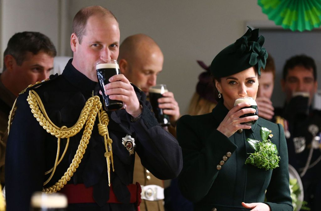 In der Kaserne der irischen Wachen erfrischten sich die Feiernden mit dem irischen Nationalbier „Guinness“.