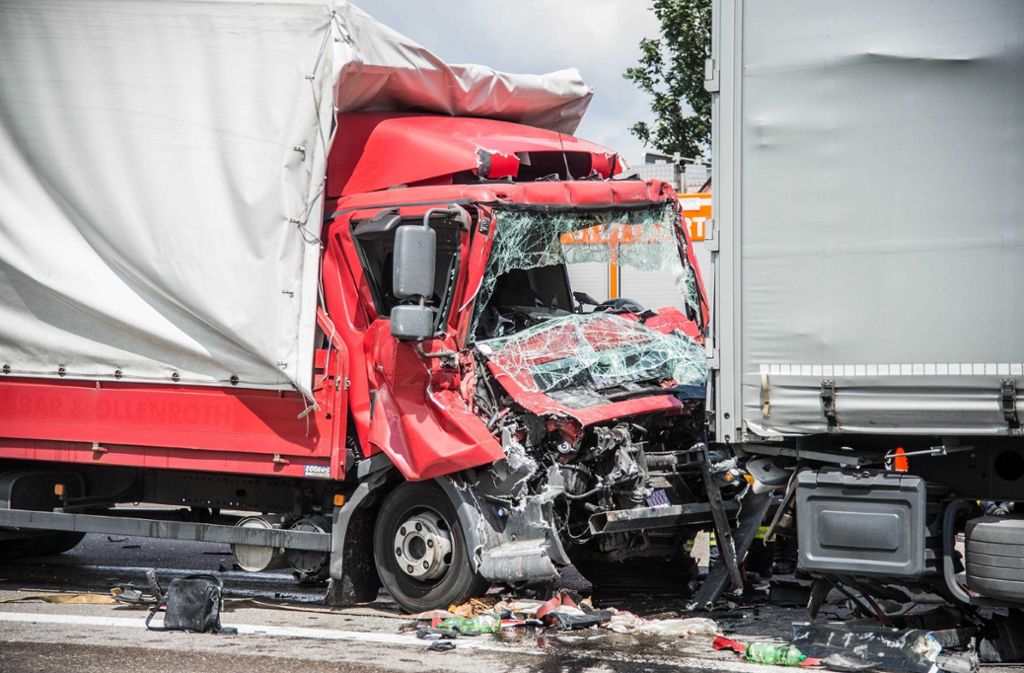Ein Lkw-Unfall auf der A8 bei der Anschlussstelle Stuttgart-Möhringen hat am Donnerstagmittag zu langen Staus geführt.