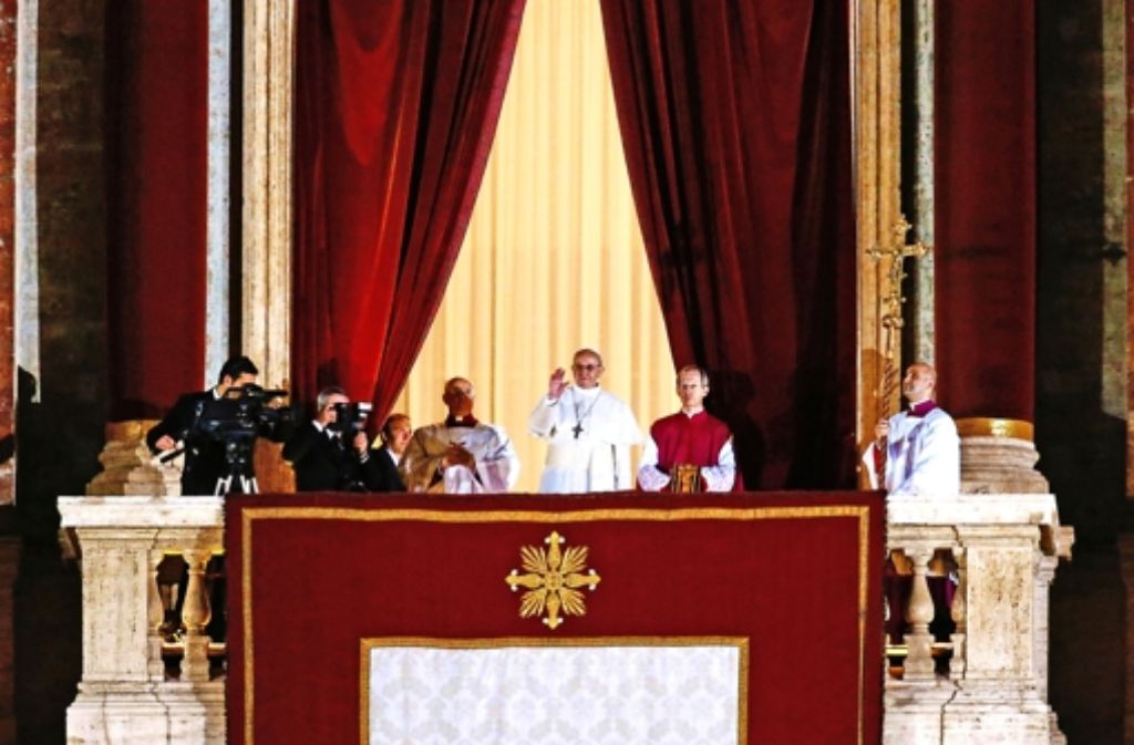 Der erste öffentliche Auftritt: Jorge Bergoglio zeigt sich auf der Loggia und bittet die Gläubigen um ein stilles Gebet.