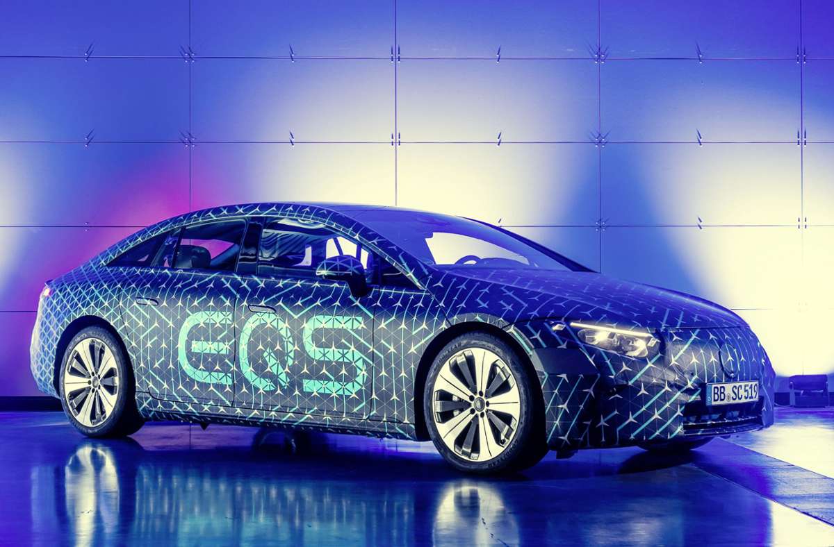 Der EQS wird am 15. April vollends enttarnt – und soll nach der Vorstellung des Daimler-Managements den Durchbruch auf dem Markt für Luxus-Elektroautos schaffen.