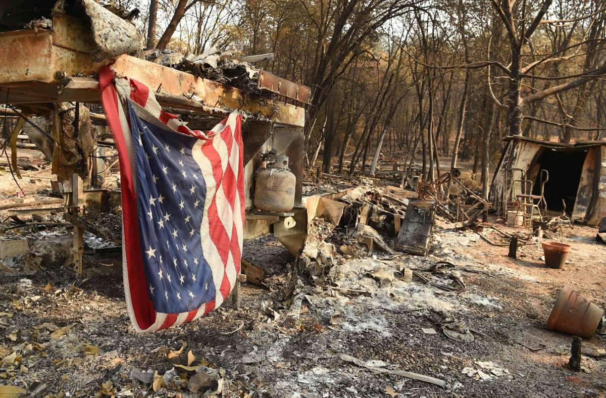 Eine US-Flagge hängt an einem verbrannten Mobilheim in Paradise.
