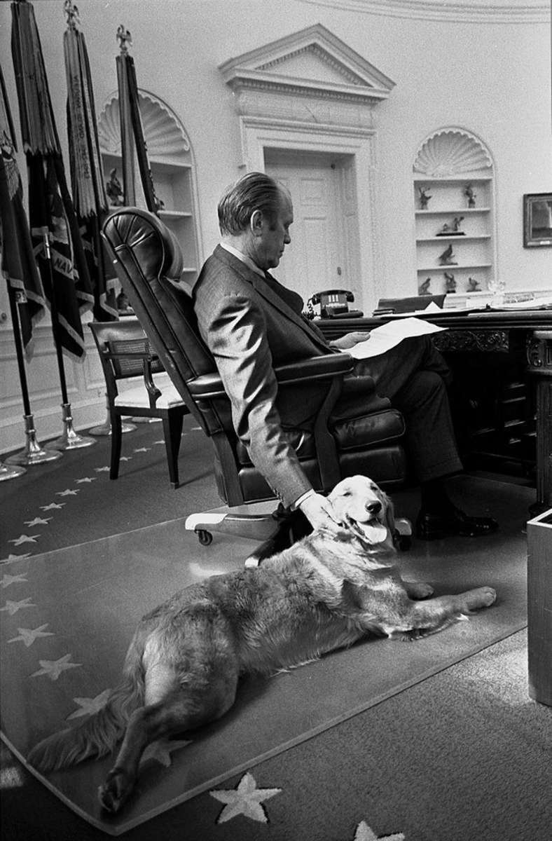 Gerald Ford (1974-1977) mit seinem Golden Retriever Liberty.