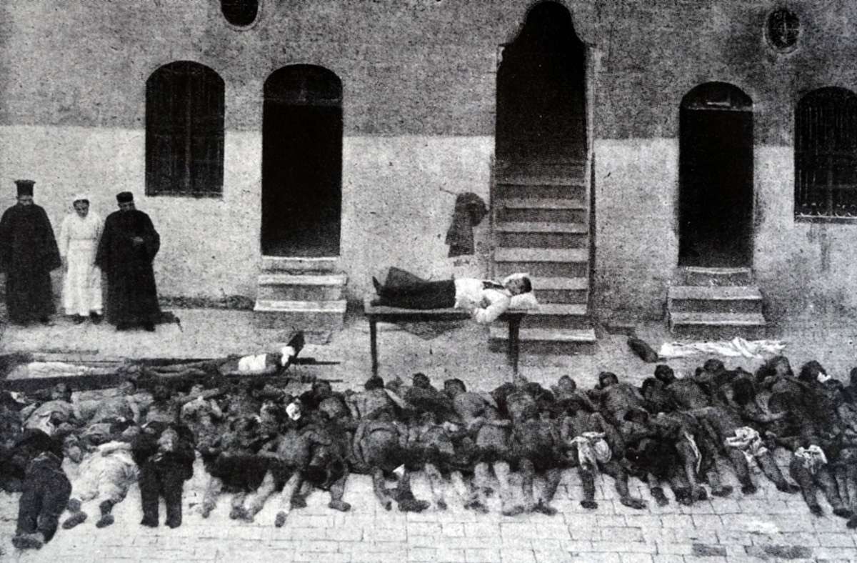 Die Leichen massakrierter Armenier in Aleppo.