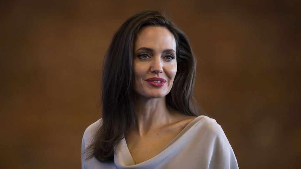  Die US-Schauspielerin Angelina Jolie scheint einen großen Mitteilungsdrang zu haben: kurz nachdem sie sich öffentlich an Eltern in der Coronakrise gewandt hatte, schrieb sie sich nun ihre persönlichen Gedanken zum Muttertag von der Seele. 