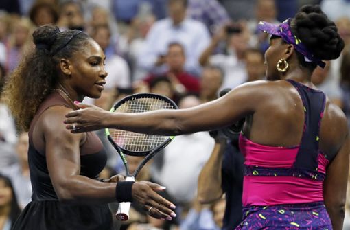 Serena Williams (links) gibt ihrer Schwester Venus Williams nach dem Spiel die Hand. Foto: dpa