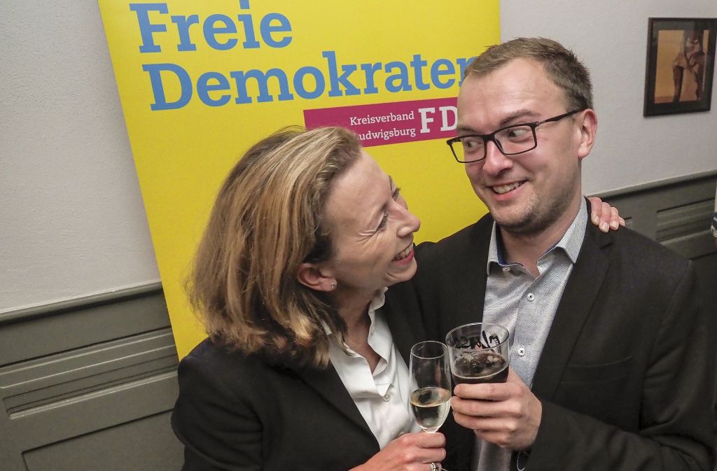 Die Kandidatin für Ludwigsburg, Stefanie Knecht, und der Kandidat für Neckar-Zaber, Marcel Distl, stießen auf das gute Ergebnis ihrer Partei an.