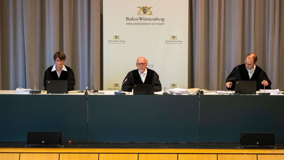  Ein Musterverfahren soll klären, ob der VW-Großaktionär Porsche Holding zu spät über den Abgasskandal informiert hat. Das Stuttgarter Oberlandesgericht stellt sich auf einen langwierigen Rechtsstreit ein. 