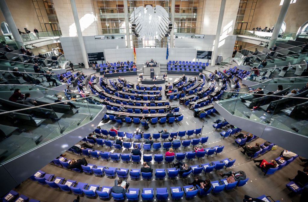 Mit großer Mehrheit hat der Bundestag Gesetzesänderungen beschlossen, die Verbrauchern in der aktuellen Notlage helfen sollen. (Symbolbild) Foto: dpa/Michael Kappeler