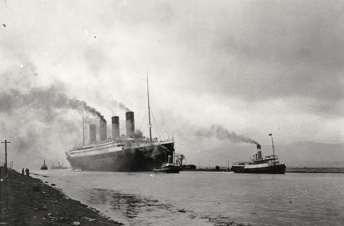 Die Titanic verlässt am 2. April 1912 Belfast, wo sie gebaut wurde.