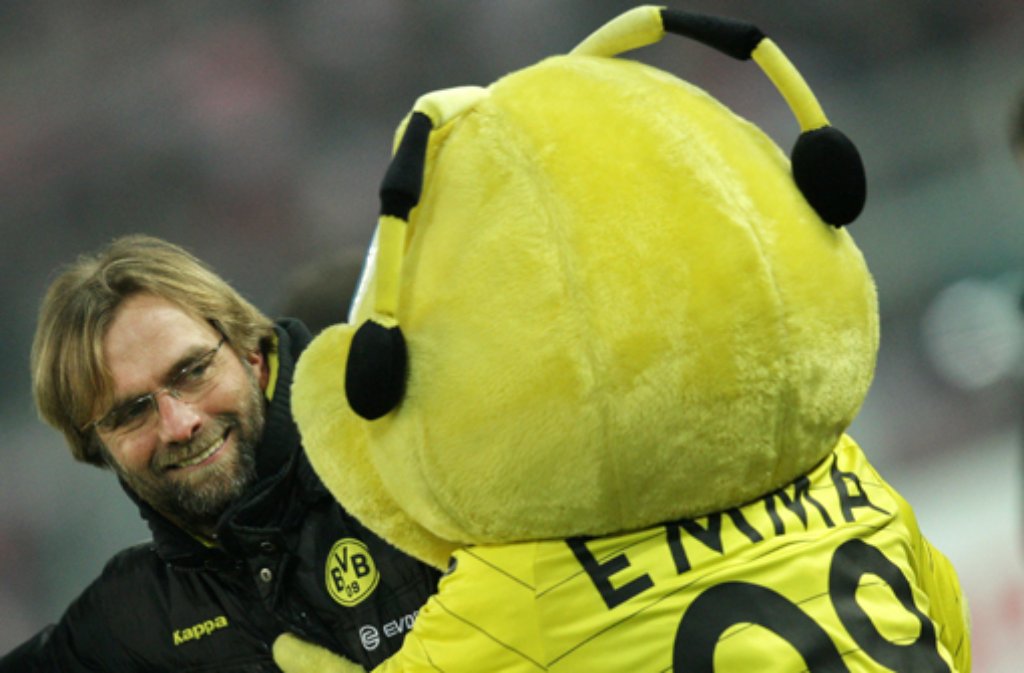 ... schlägt für Borussia Dortmund - Trainer Jürgen Klopp (links) mit dem BVB-Maskottchen Emma.
