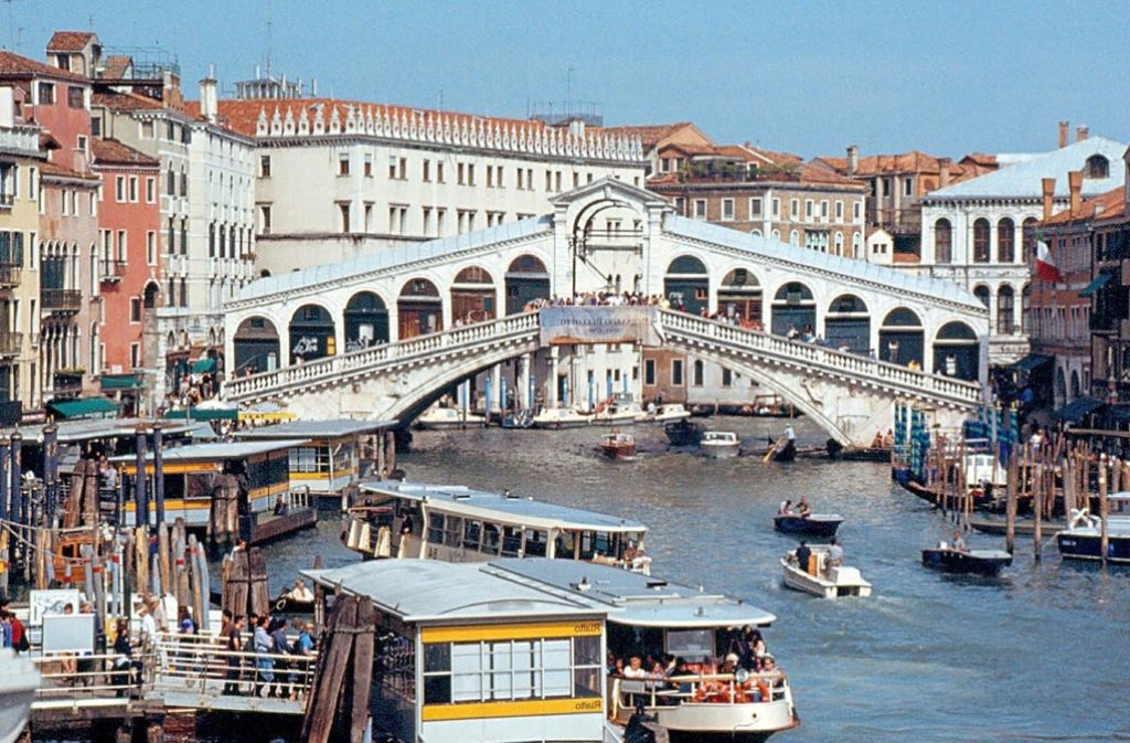 48 Meter lang, 22 Meter breit, Duchfahrtshöhe 7,50 Meter – Rialtobrücke: Neben der Seufzerbrücke ist die Ponte di Rialto eines der bekanntesten Bauwerke Venedigs und eine der bedeutendsten historischen Brücken überhaupt. Die Brücke führt über den Canal Grande. Die lichte Weite des einzigen Bogens beträgt 28,8 Meter. Um die Brücke im Sediment zu verankern waren auf beiden Seiten 6000 Holzpfähle nötig.