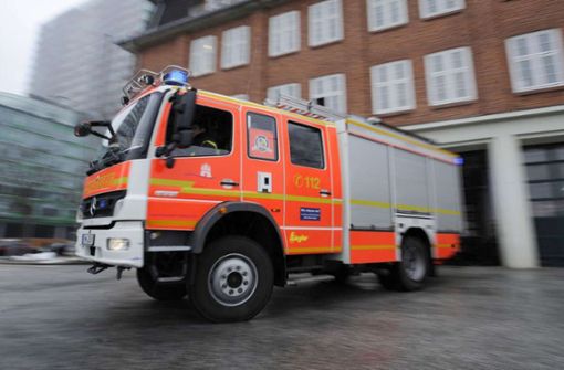 Die Feuerwehren aus Neckartenzlingen, Neckartailfingen und Nürtingen mit insgesamt acht Fahrzeugen und 46 Einsatzkräften rückten am Donnerstagmorgen nach Neckartenzlingen  aus. (Symbolbild) Foto: dpa