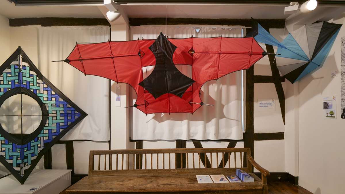 Die neue Ausstellung „Himmelwärts“ im Gerlinger Stadtmuseum zeigt knapp 100 Drachen in sämtlichen Größen, Formen und Farben sowie mehr als 20 Himmelsgemälde.