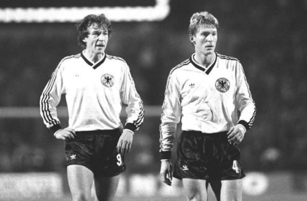 ... VfB-Spieler im Jahr 1986 in Mexiko: Karlheinz Förster (rechts) und Karl Allgöwer feiern mit der deutschen Nationalmannschaft den Vizeweltmeistertitel.