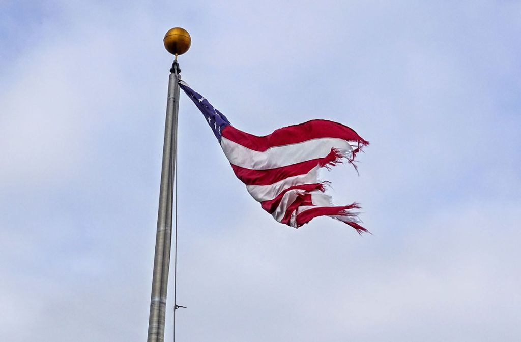 Was vom Sturm bleibt: Eine zerfetzte US-Flagge weht am Fahnenmasten der Benjamin School’s Upper School in Palm Beach Gardens, Florida.