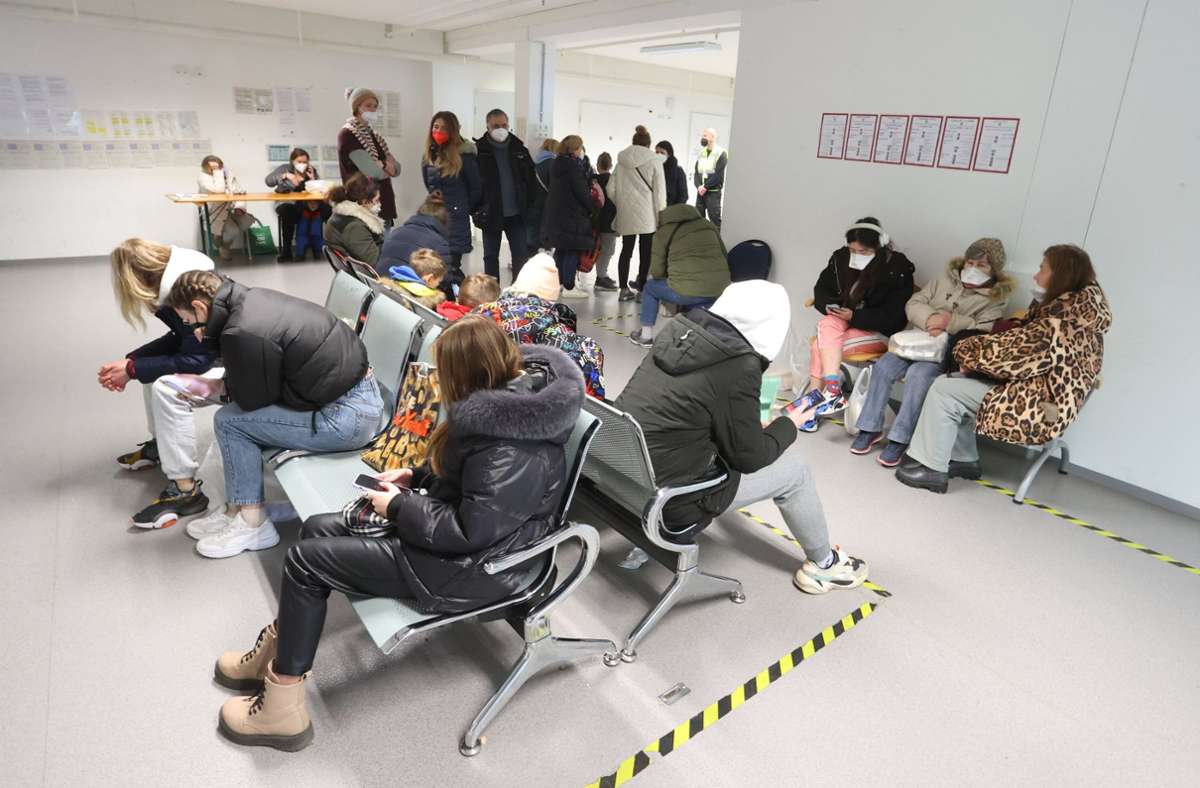 Geflüchtete aus der Ukraine warten im ANKER-Zentrum in Augsburg auf ihre Registrierung.
