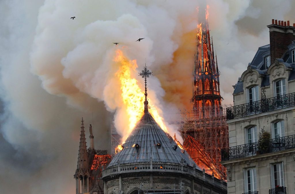 Über der Kathedrale Notre-Dame, einem Wahrzeichen der französischen Hauptstadt, waren am Montagabend Flammen und eine riesige Rauchsäule zu sehen.