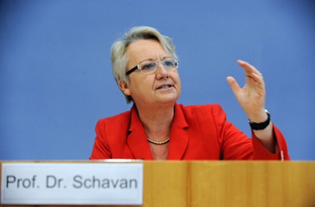 Nach dem Abitur studiert Schavan von 1974 bis 1980 katholische Theologie, Philosophie und Erziehungswissenschaften an den Universitäten Bonn und Düsseldorf. 1975 tritt sie in die CDU ein.