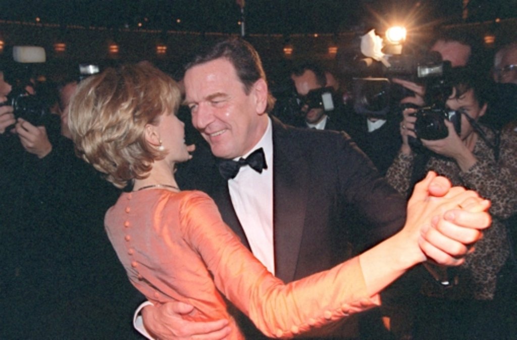 Gerhard Schröder und seine Frau Doris 1998 auf dem Bundespresseball in Bonn.