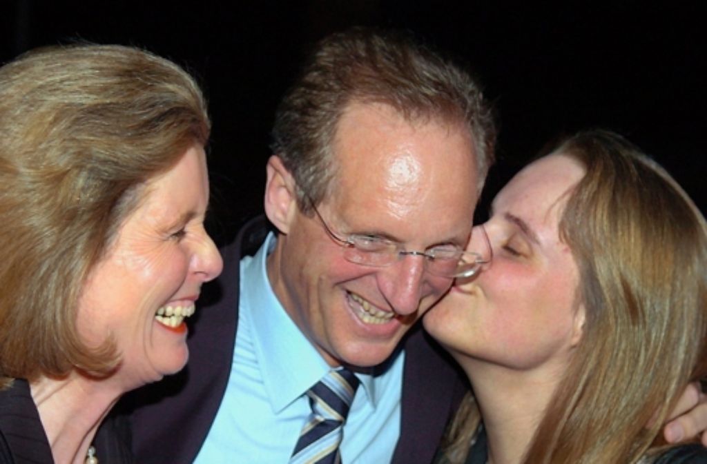 Im Oktober 2004 wird Schuster nach einem zweiten Wahlgang im Amt des Oberbürgermeisters bestätigt. Seine Tochter Frederike (rechts) und seine Frau Stefanie (links) gratulieren ihm zur Wiederwahl. Seine Gegenkandidatin damals war Ute Kumpf von der SPD.