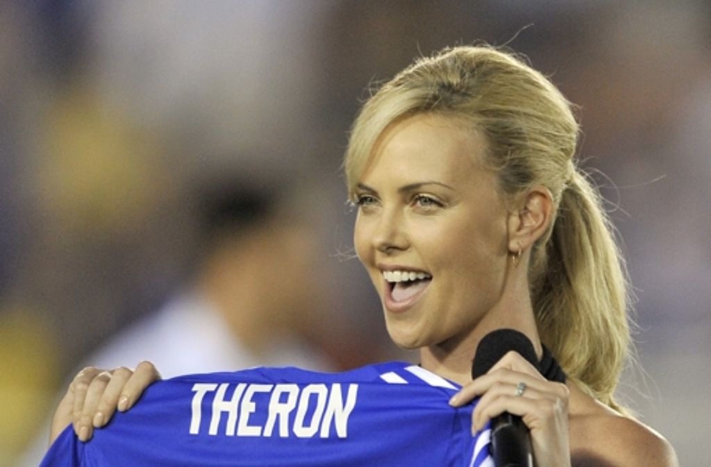 Bei einem Freundschaftsspiel im Juli 2009 in Kalifornien zwischen Inter Mailand und Chelsea bekommt die Blondine ein Ehrentrikot mit ihrem Namen.