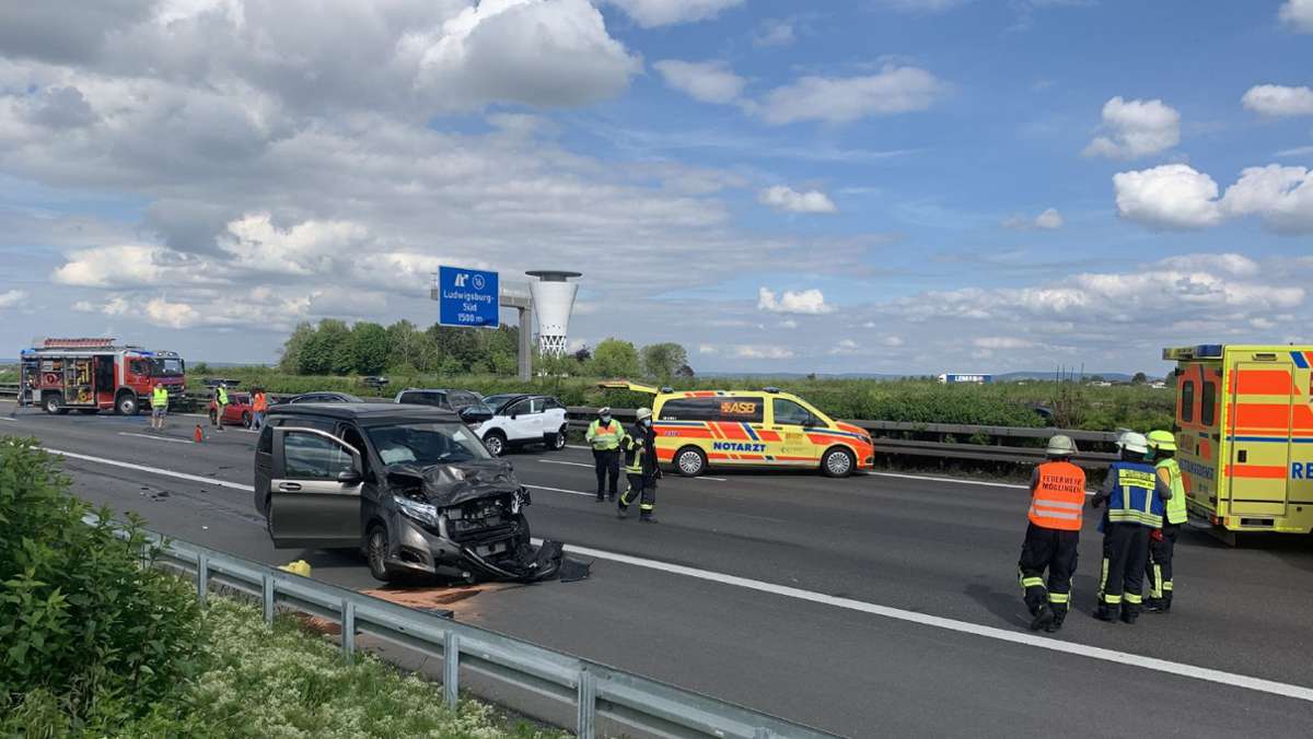 Schwerer Unfall  bei Ludwigsburg-Süd: In Pannenfahrzeug gekracht – A81 zeitweise voll gesperrt