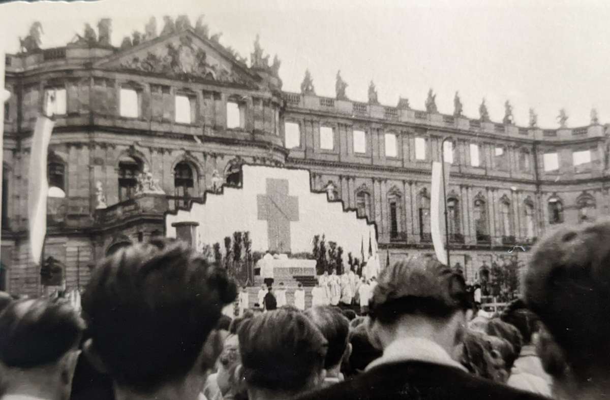 Foto vom regionalen Katholikentreffen 1951 in Stuttgart, auf dem Hildegard Bläsi war